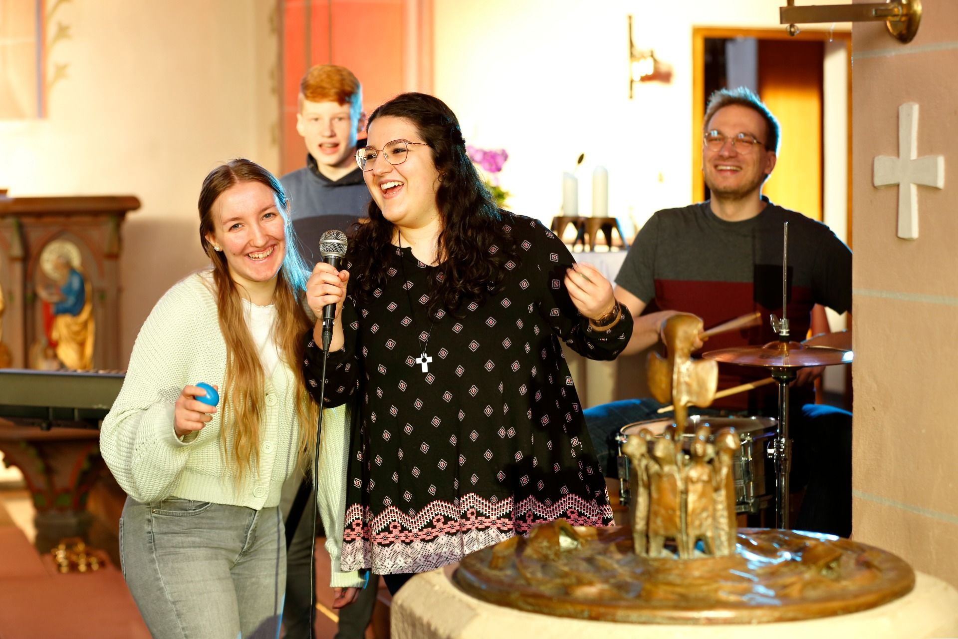 (v.l.n.r.) Hanna Hornung, Marius Diegelmann, Lara Frohnapfel, Georg Hofmann – Band „Exhalation“, Steinau  